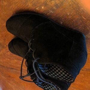 Women's heeled dress shoes, Hot Tomato, black,size 9, like new